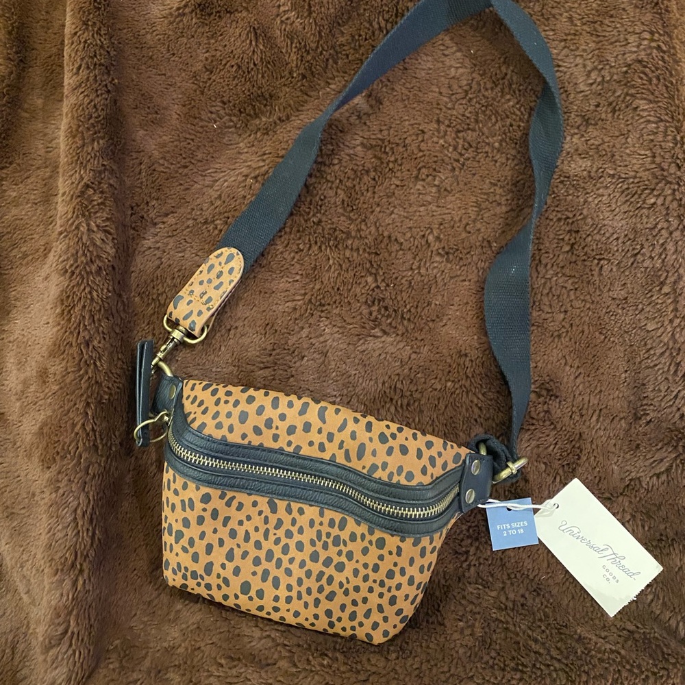 NWT Universal Thread cross body of Fanny pack.